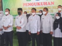 Foto: Bupati Pamekasan bersama Ibu Nayla Baddrut Tamam dan Sekretaris Daerah saat foto bersama di Mandhepa Agung Ronggosukowati.