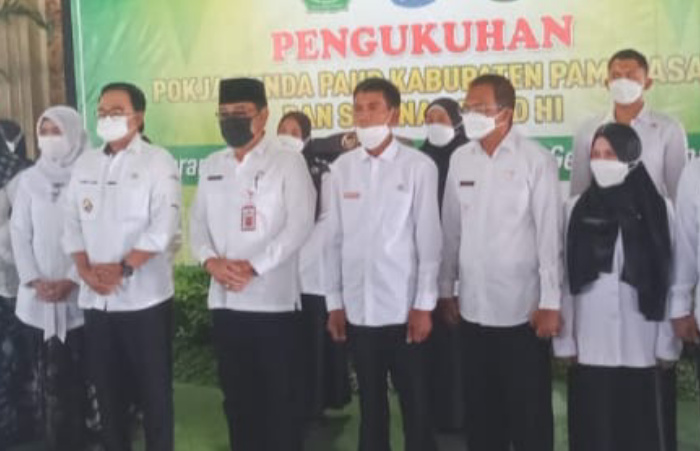 Foto: Bupati Pamekasan bersama Ibu Nayla Baddrut Tamam dan Sekretaris Daerah saat foto bersama di Mandhepa Agung Ronggosukowati.