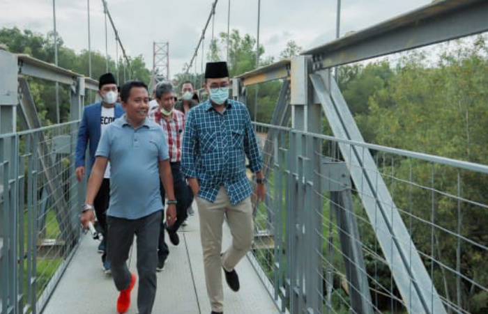 Foto: Bupati Pamekasan saat mengecek Jembatan gantung yang menghubungkan antara Dusun Amperre dan Dusun Angsanah, Desa Jambringin.