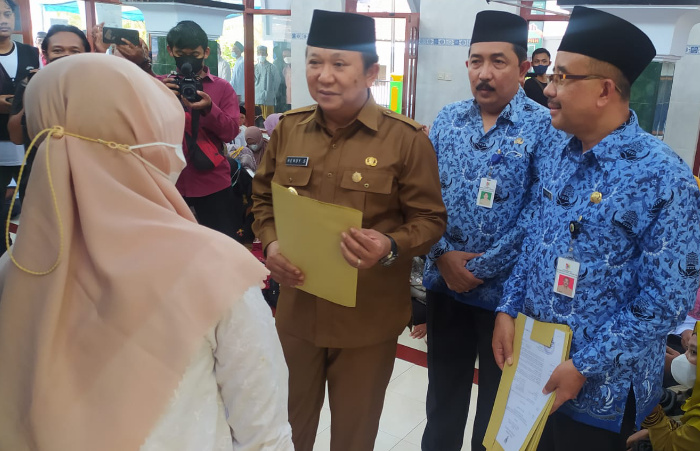 Foto: Bupati Hendy Siswanto menyerahkan SK GTT/PTT di Safari Ramadan Kecamatan Ambulu.