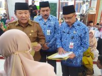 Foto: Bupati Jember Hendy Siswanto didampingi Kepala Dinas Pendidikan Sukowinarno menyerahkan SK GTT/PTT.