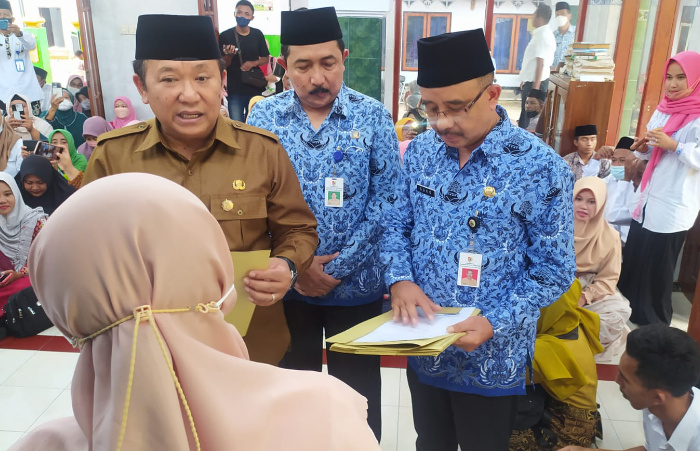 Foto: Bupati Jember Hendy Siswanto didampingi Kepala Dinas Pendidikan Sukowinarno menyerahkan SK GTT/PTT.