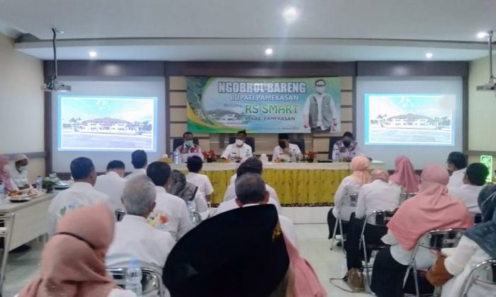Foto: Bupati Pamekasan dan Seketaris Daerah ngobrol bareng bersama dr Mahzar dan puluhan dokter di Aula RSUD Slamet Martodirdjo.