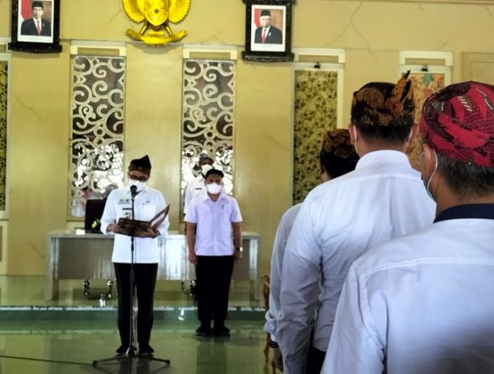 Foto: Bupati Pamekasan H. Baddrut Tamam saat memberikan SK Jabatan di Mandhepa Agung Ronggosukowati. Senin (24/01/2022).