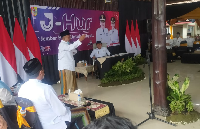 Foto: Kabag Kesra H. Musodaq menjawab keluhan dan pertanyaan masyarakat di J-HUR Wuluhan.