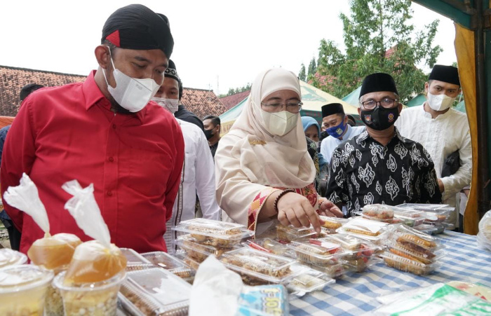 Foto: Bupati Sumenep Achmad Fauzi saat meninjau Bazar Takjil Ramadan 2022.