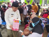 Foto: Bupati Jember Hendy Siswanto, saat membagikan bantuan susu kepada ibu menyusui di Wes Wayahe Jember Berbagi.