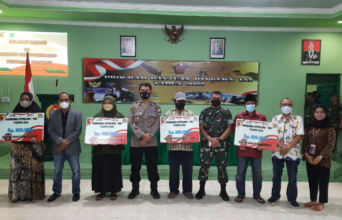 Foto: Penyaluran Bantuan Tunai Pedagang Kaki Lima, Warung dan Nelayan (BTPKLWN) dari pemerintah melalui Kodim 0826 Pamekasan.