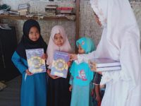 Foto: Penyerahan bantuan secara simbolis dari Paguyuban Insan Jurnalis Pamekasan (PJIP).