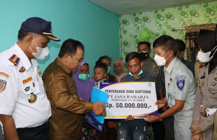 Foto: Bupati Hendy Siswanto menyerahkan klaim asuransi Jaga Raharja kepada keluarga korban tragedi Papuma.