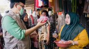 Foto: Bupati Pamekasan H Baddrut Tamam, saat melakukan Pengecekan Harga dan ketersediaan bahan pokok di pasar 17 Agustus dan pasar tradisional