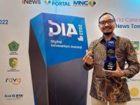 Foto: Kepala Bidang IKP Diskominfo Pamekasan saat menerima penghargaan di Kebun Sirih Jakarta Pusat.