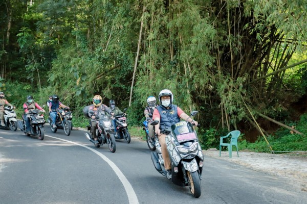 Foto: PLT Kepala Dinas PUPR Muharram saat survey lokasi bersama Bupati Pamekasan, Baddrut Tamam dengan mengendarai Sepeda Motor.