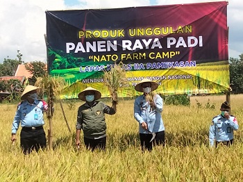 Foto: Bupati Pamekasan bersama Kalapas kelas IIA dan Kanwil Kemenkumham saat turun langsung ke Sawah memanen Padi secara bersama-sama.