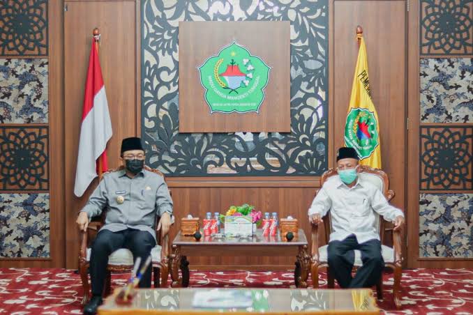 Foto: Bupati Pamekasan, Baddrut Tamam dan Rektor IAIN Madura, Dr. Mohammad Kosim, di Peringgitan Dalam Rumah Dinas Bupati.