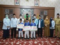Foto: Sekretaris Daerah saat Foto bersama para juara 1 Tingkat Nasional di Peringgitan Dalam Pendopo Agung Ronggosukowati