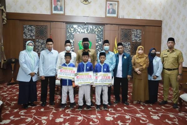 Foto: Sekretaris Daerah saat Foto bersama para juara 1 Tingkat Nasional di Peringgitan Dalam Pendopo Agung Ronggosukowati