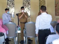 Foto: Bupati Pamekasan saat Penyerahan secara simbolis bantuan insentif di Mandhapa Agung Ronggosukowati, Selasa (15/2/2022).