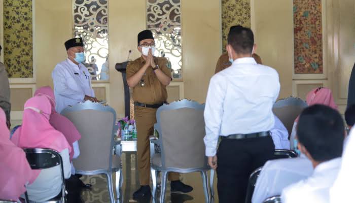 Foto: Bupati Pamekasan saat Penyerahan secara simbolis bantuan insentif di Mandhapa Agung Ronggosukowati, Selasa (15/2/2022).
