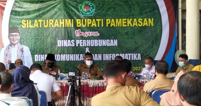 Foto: Bupati Pamekasan, Baddrut Tamam saat sambutan menyampaikan kedatangan dirinya selain silaturahmi, pihaknya juga ingin membuat kontrak kerja kepada kepala OPD Diskominfo dan Dishub untuk bergandengan tangan serta solid dalam melaksanakan tugasnya sebagai abdi negara.