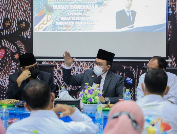 Foto: Bupati Pamekasan didampingi Sekretaris Daerah saat mengunjungi Dinas Kesehatan.