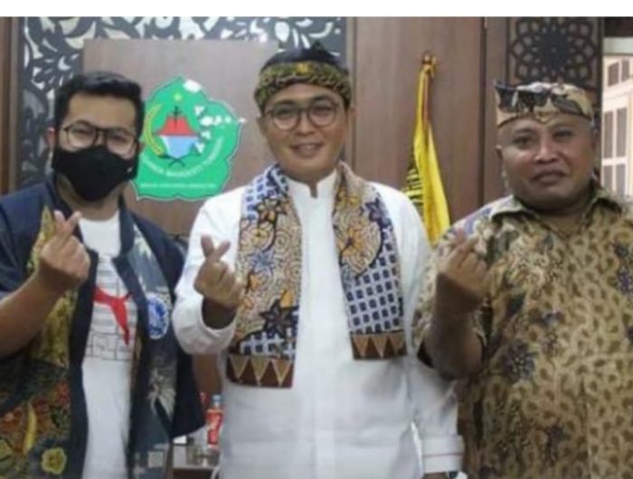 Foto: Bupati bersama kepala Dinas Kepemudaan, Olahraga dan Pariwisata saat foto bersama.
