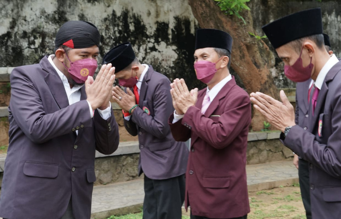 Foto: Bupati Sumenep, Achmad Fauzi saat mengukuhkan pengurus DPD PPNI Sumenep di Roma Andhep Asor Keraton Sumenep.