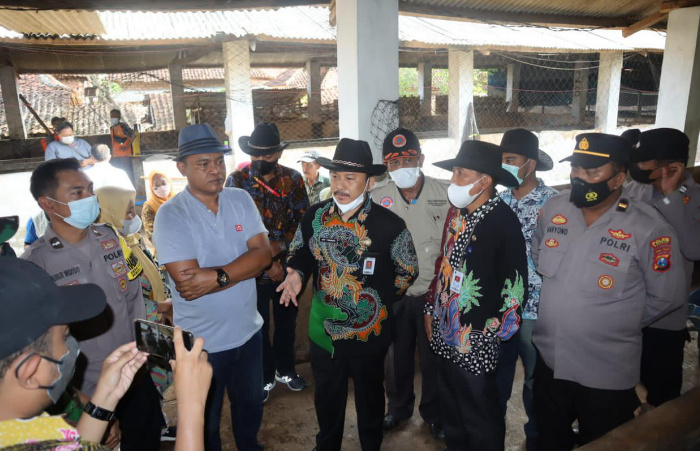 Foto: Kepala DKPP Sumenep Arif Firmanto bersama tim saat melaksanakan pengecekan kesehatan hewan di Desa Lenteng Timur, Kecamatan Lenteng Sumenep.