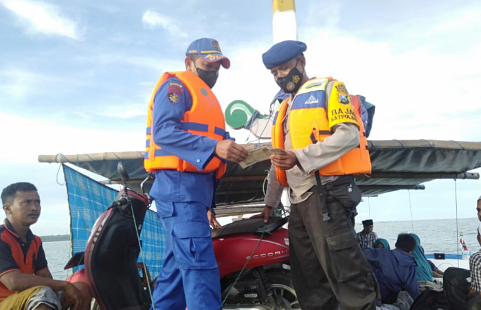 Foto: Kasat Polair Polres Sampang IPTU Catur, Bersama Anggota saat gelar Operasi dan mengecek surat-surat kendaraan di atas kapal penyeberangan.