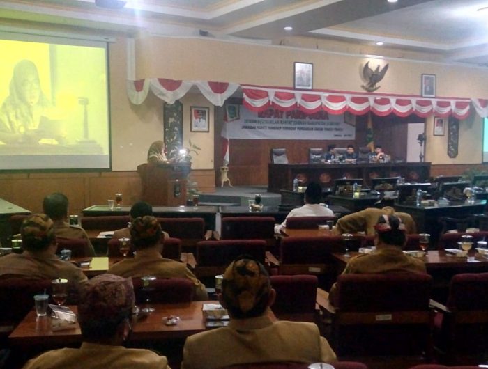Foto: Berjalan khidmat; Suasana Rapat Paripurna DPRD Sumenep tentang Nota Penjelasan Bupati Terhadap RP3 APBD 2021.