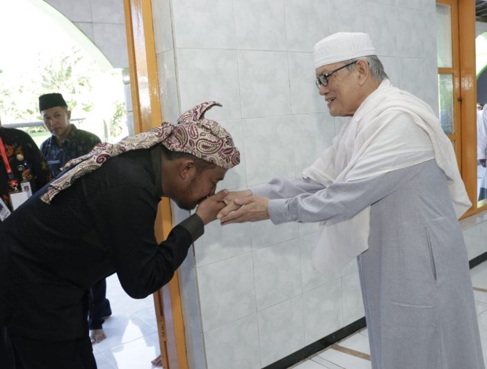 Foto: Bupati Sumenep Achmad Fauzi bersama Forkopimda saat silaturrahmi ke pondok pesantren di Pulau Sapeken