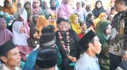 Foto: Bupati Sumenep Achmad Fauzi menyapa warga setempat, berdiskusi sambil bercanda tawa bersama