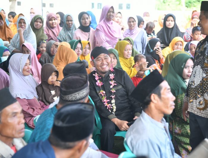 Foto: Bupati Sumenep Achmad Fauzi menyapa warga setempat, berdiskusi sambil bercanda tawa bersama