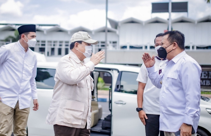 Foto: Bupati Jember Hendy Siswanto menyambut kedatangan Menteri Pertahanan Prabowo Subianto di Alun-alun Jember.