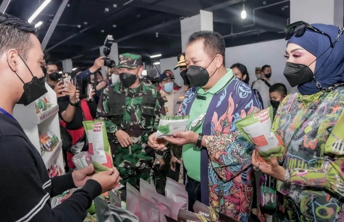 Foto: Bupati Jember Hendy Siswanto bersama istri disela-sela event J-Fest.