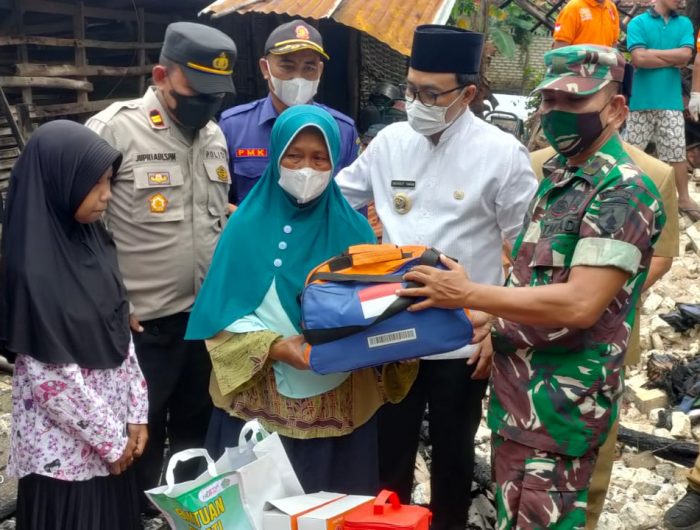 Foto: Bupati Pamekasan Saat Terjun Langsung Ke Lokasi Korban Kebakaran di Desa Ponteh, untuk Memberikan Bantuan.