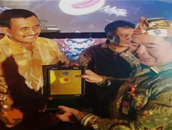 Foto: Kepala Dinas Pendidikan dan Kebudayaan (Disdikbud) Kabupaten Pamekasan, Akhmad Zaini saat mewakili Bupati Baddrut Tamam menerima penghargaan dari Kemenag RI