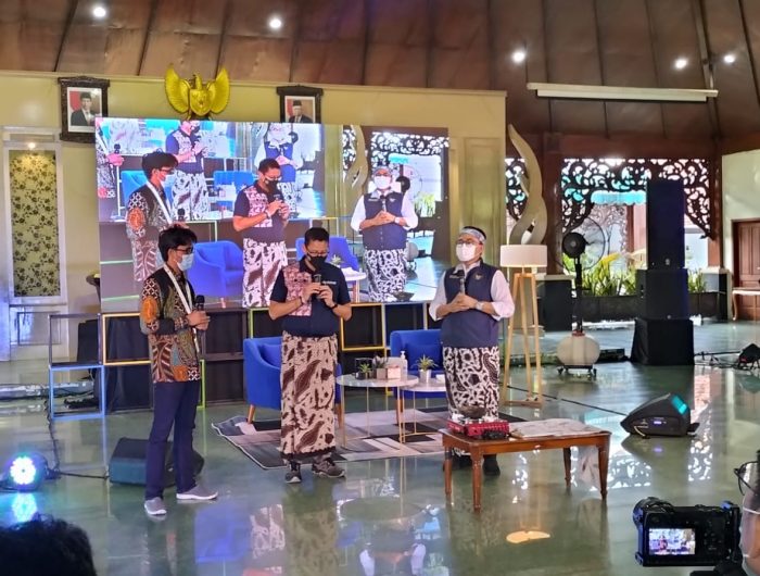 Foto: Kemenparekraf Sandiaga Salahuddin Uno didampingi Bupati Baddrut Tamam sewaktu melihat UMKM Pamekasan