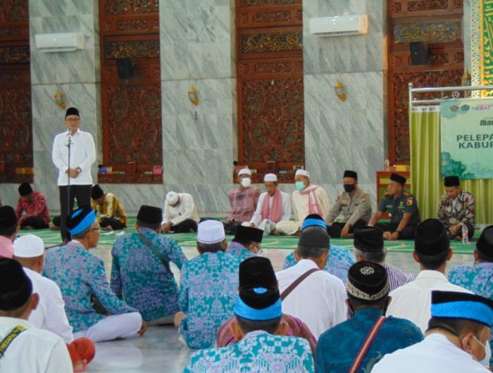 Foto: Bupati Baddrut Tamam sewaktu melepas Calon Jamaah Haji 2022 secara simbolis di Masjid Agung Pamekasan