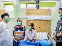 Foto: Dirut RSD dr Soebandi, Hendro Sulistyo (berbaju putih) bersama pasien dan keluarga.