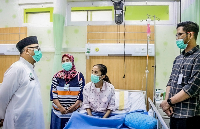 Foto: Dirut RSD dr Soebandi, Hendro Sulistyo (berbaju putih) bersama pasien dan keluarga.
