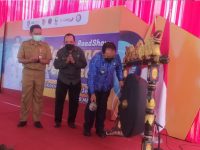 Foto: Bupati Jember, Hendy Siswanto, menabuh gong tanda dibukanya Roadshow Pelayanan Perizinan.
