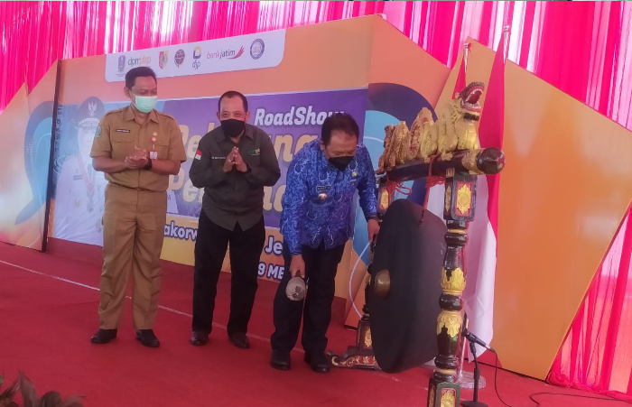 Foto: Bupati Jember, Hendy Siswanto, menabuh gong tanda dibukanya Roadshow Pelayanan Perizinan.