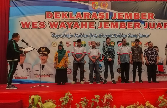 Foto: Bupati Jember Hendy Siswanto mengukuhkan jajaran Kontingen Porprov VII Jember.