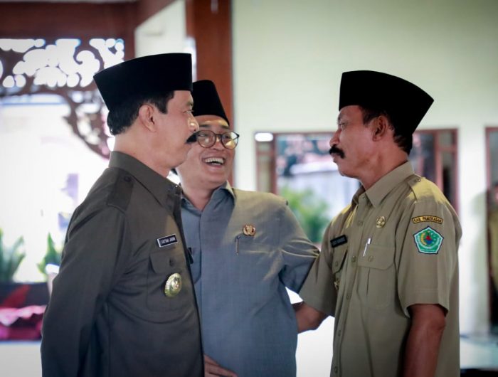 Foto : Bupati Baddrut Tamam dan Wakil Bupati, Fattah Jasin, sewaktu memberikan Pembekalan ke salah satu Kepala Desa (Kades) di Pamekasan.