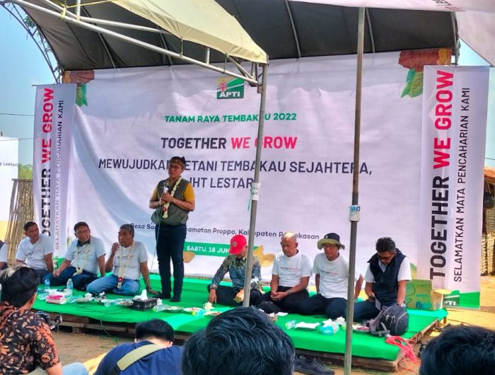 Foto: Bupati Pamekasan Baddrut Tamam Saat Sambutan di Acara Tanam Raya Bibit Tembakau di Desa Samatan. Sabtu (18/6/2022).