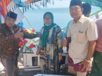 Foto: Kepala Desa Banbaru Zainal Abidin bersama istri saat menghadiri petik laut di Dusun Somor Delem.