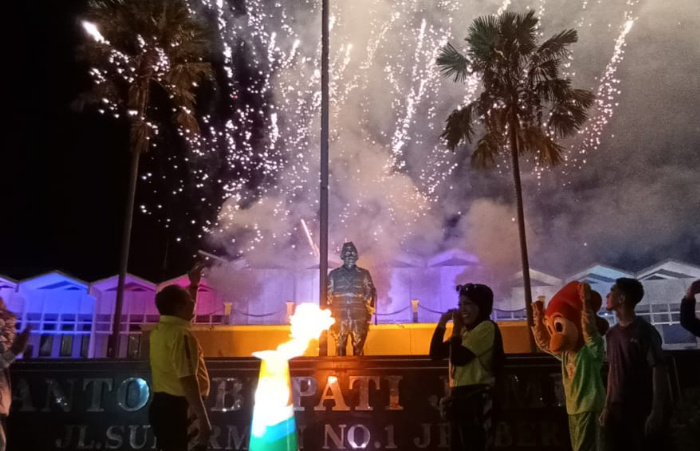 Foto: Bupati Jember Hendy Siswanto menyaksikan pesta kembang api usai menyalakan api di ground stage.