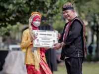 Foto: Bupati Hendy Siswanto menyerahkan reward usai pelaksanaan upacara Hardiknas 2022.
