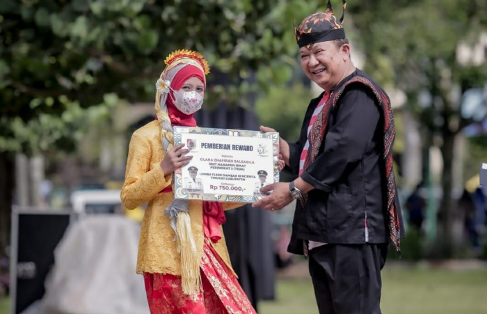 Foto: Bupati Hendy Siswanto menyerahkan reward usai pelaksanaan upacara Hardiknas 2022.